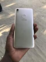 A picture of Tecno spark 2 imenyooka kijikrek kdg tyu