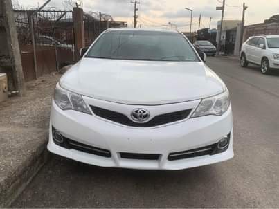 A picture of Toyota Camry 2014 White on Grey Interior