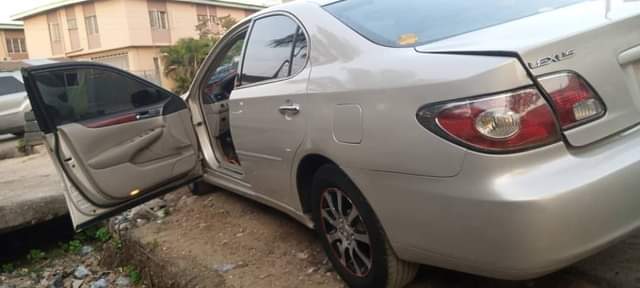 A picture of ES 330 available Clean interior and exterior Nothing to fix
