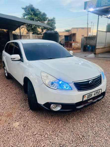 A picture of Subaru Outback 2010 PRICE 20 000 000 UGX clean interior