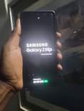 A picture of Samsung galaxy Z flip 0743109325