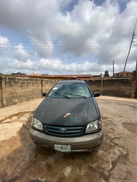 A picture of Toyota siennna