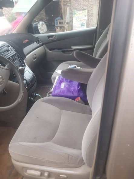 A picture of 2005 Toyota sienna