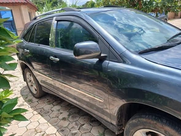 A picture of Lexus RX330 very clean untempered engine and gear