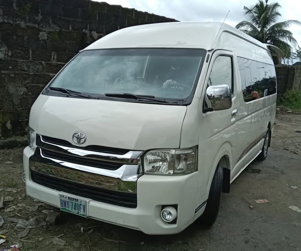 A picture of Toyota Haice bus Hummer 3