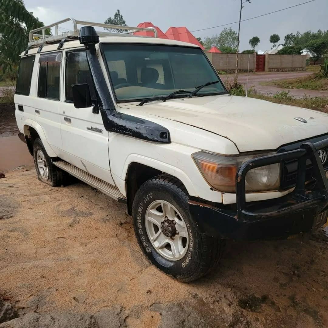 A picture of Toyota landcruiser 8 8 million Iko mwanza Manual Diesel 0744989584