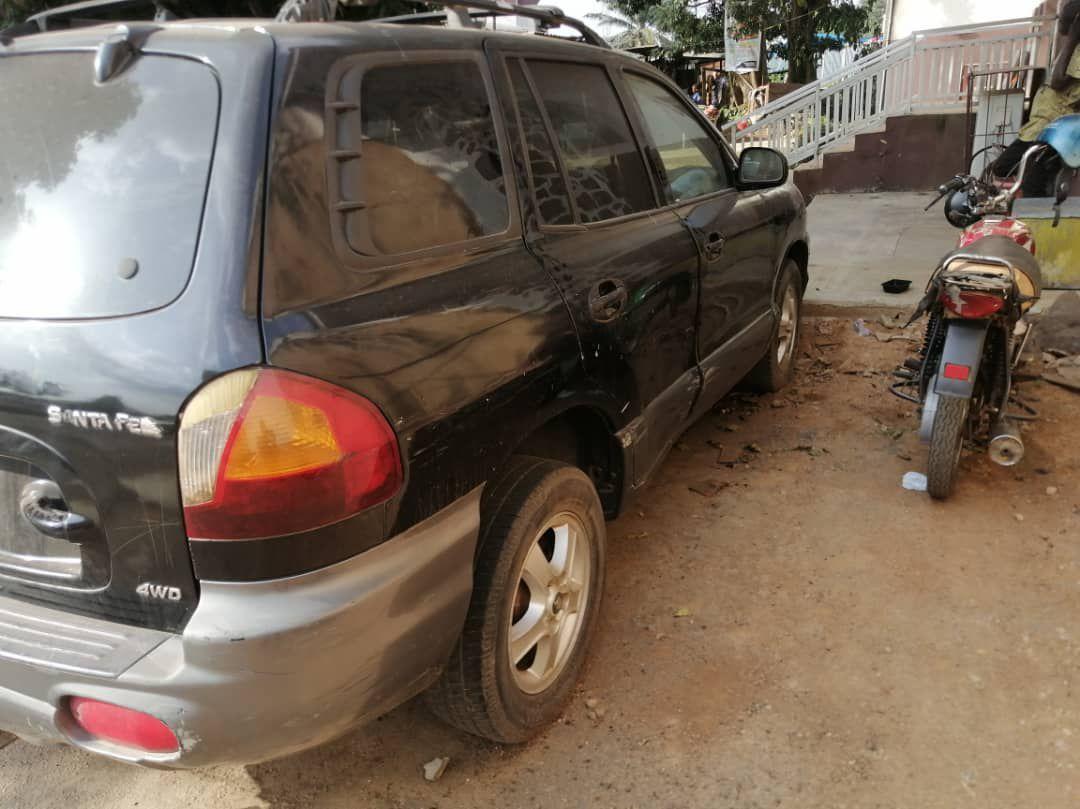 A picture of 2004 Hyundai Santa Fe 09161705987 santa fe