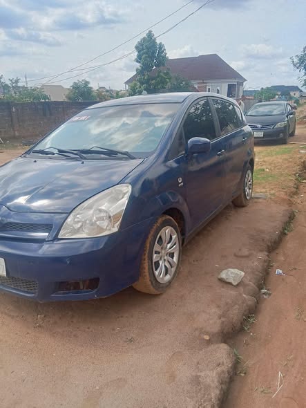 A picture of 2001 Toyota verso