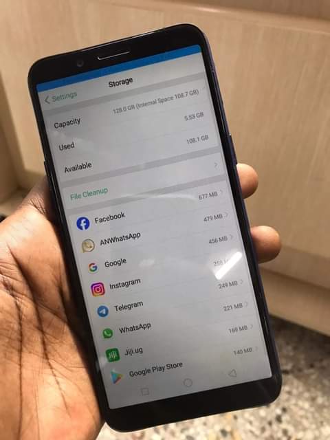 A picture of Oppo A83 storage