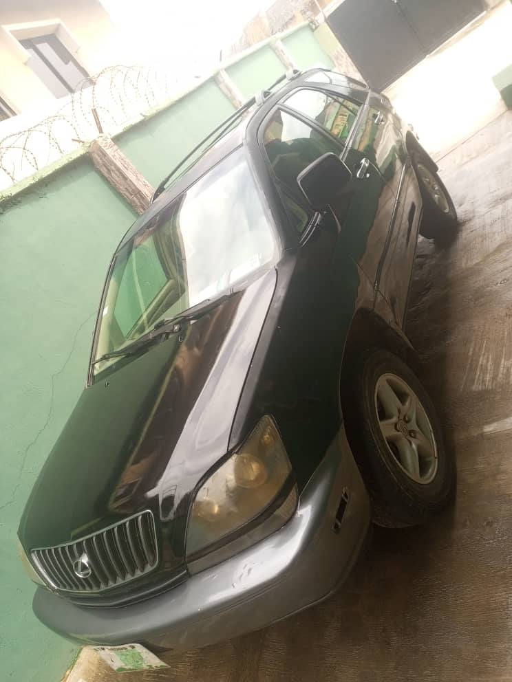 A picture of Lexus RX 300