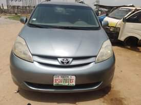 A picture of Toyota sienna for sale in a good condition engine and
