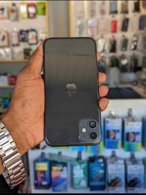A picture of Iphone 11 plain 64gb 420 000