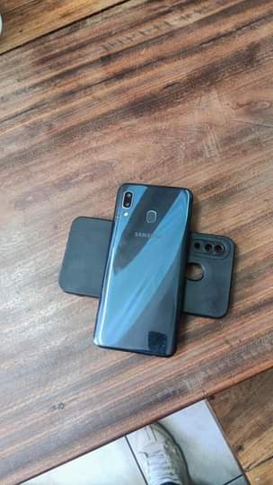 A picture of Samsung a30