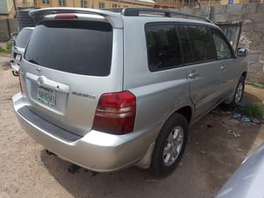 A picture of Toyota Highlander 2003 model 4 sale Clean body and interior