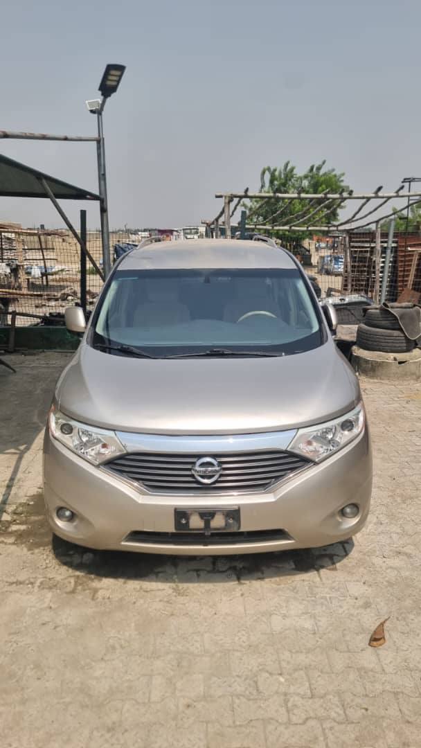 A picture of 2013 nissan quest