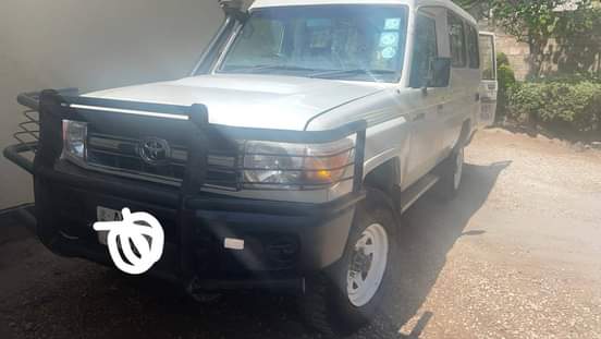 A picture of Land cruiser with 1hz engine 320 000 hurry hurry call