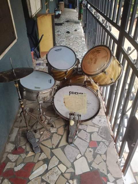 A picture of Drum set