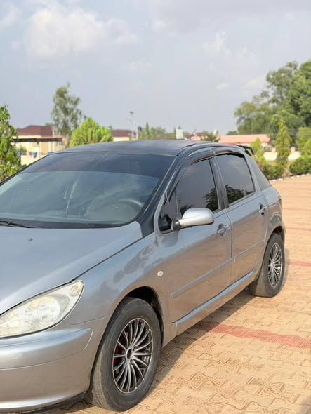 A picture of Extremely clean 307 manual drive going for just 2 2m