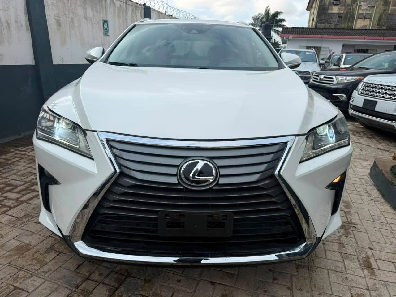 A picture of 2016 RX350