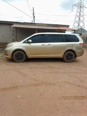 A picture of Sienna 2013 for sale at ikorodu Lagos price 5 5m