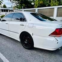 A picture of TOYOTA CROWN