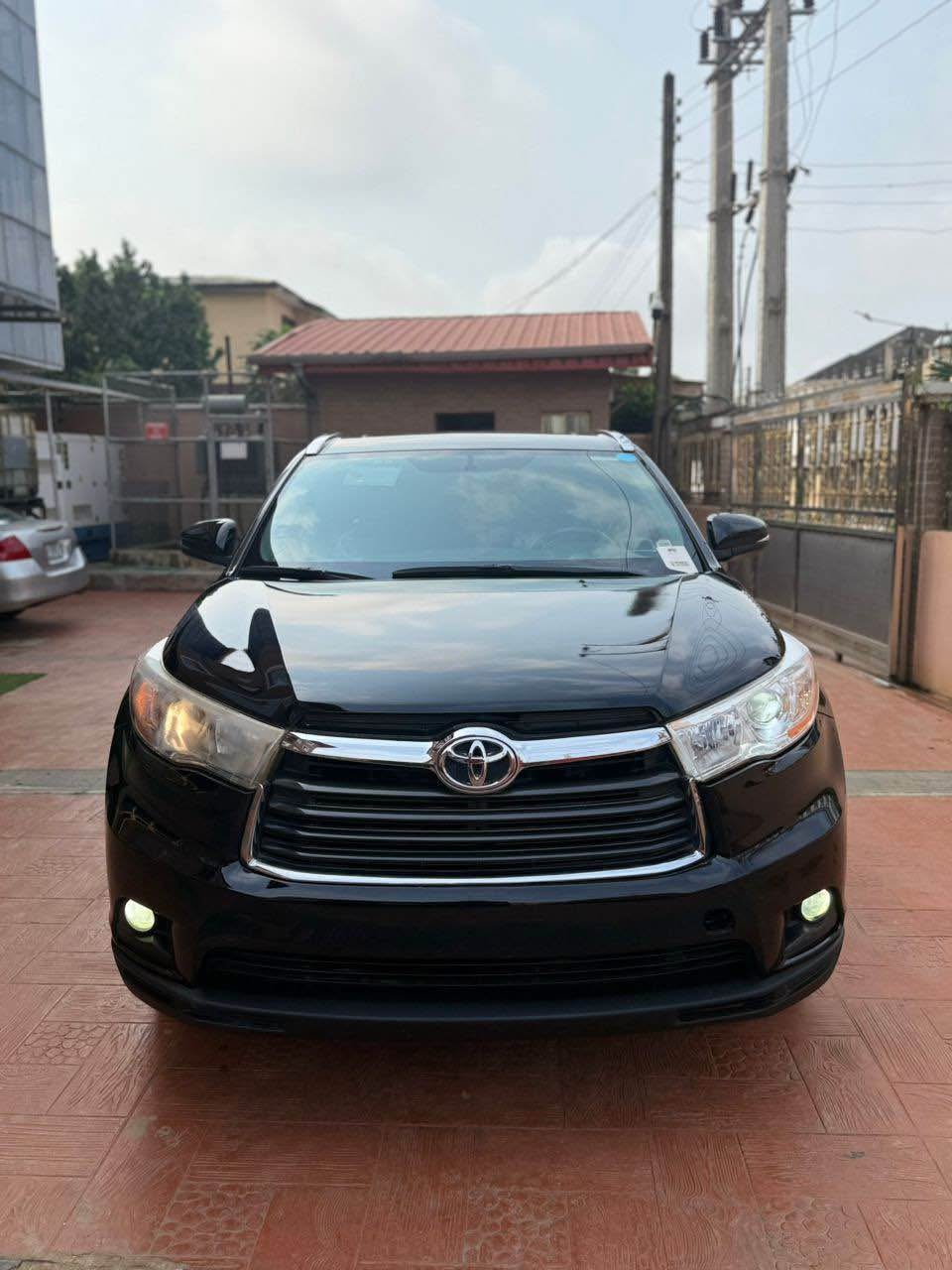 A picture of 2017 Foreign used Toyota Highlander xle
