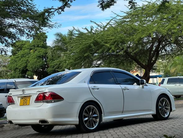 A picture of TOYOTA CROWN