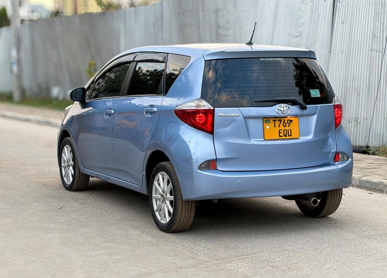 A picture of Toyota ractis new