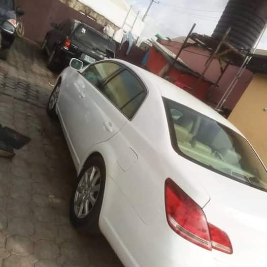 A picture of Clean baked 08 Toyota Avalon auto leather alloy wheels chilling