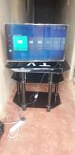 A picture of Hisense 32 smart tv with a dot at 280000 0754797112