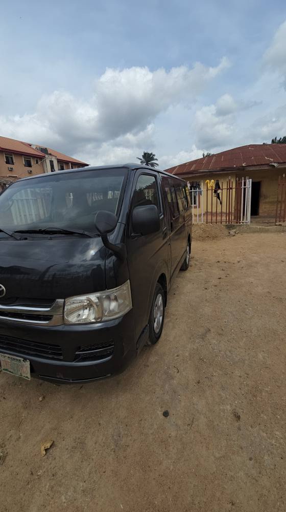 A picture of TOYOTA HIACE BUS