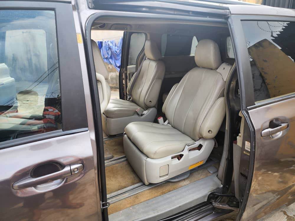 A picture of Toyota Sienna 2013 model 08101444821