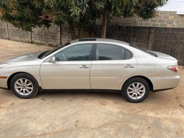 A picture of Lexus es330 2002 model