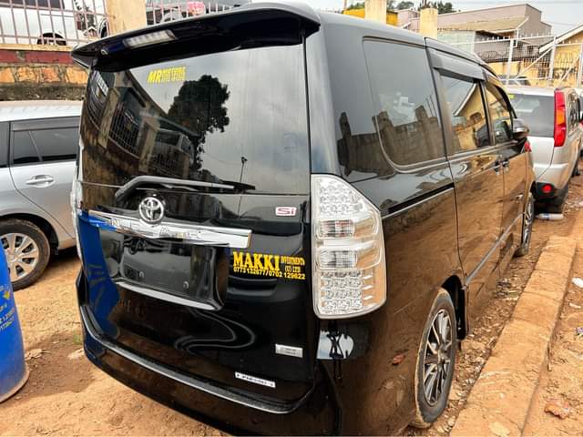 A picture of  38M Toyota Noah model 2010 0705176582.