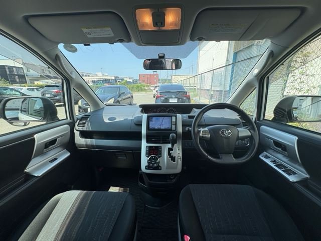 A picture of 2012 Toyota noah
