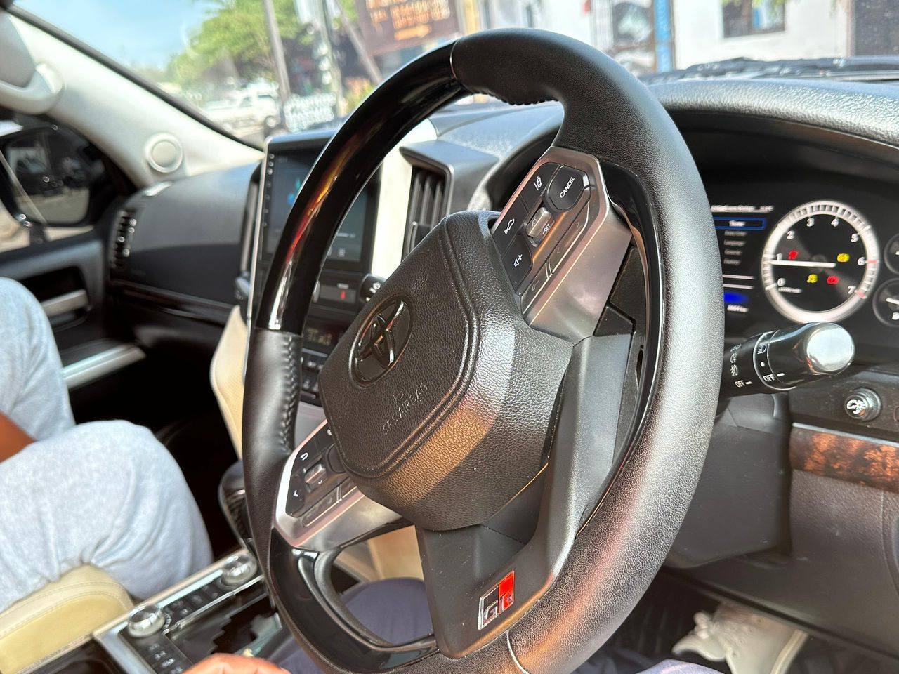 A picture of 0718814007 TOYOTA LANDCRUISER 200 SPEC AXG Year 2016 Color BLACK