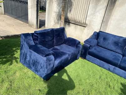 A picture of SOFA SET KUBWA MPYA KABISA HAZIJAWAH KUKALIWA KABISA ZIMENUNULIWA 1