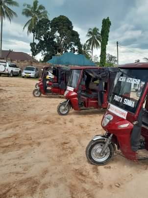 A picture of jamani hizi bajaj znauzwa bei rahisi nipigie 0676110110 zipo 10