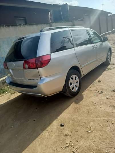 A picture of Toyota Sienna 2006 08025815643