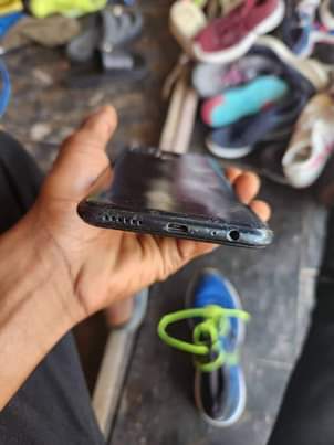 A picture of Inifinix hot 10 GB 64 imendondoka imepasuka kioo