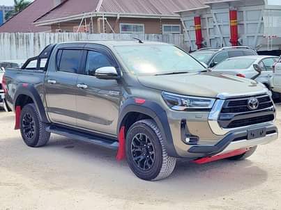 A picture of TOYOTA HILUX GR Mwaka 2021 Rangi Army Green Engine 2