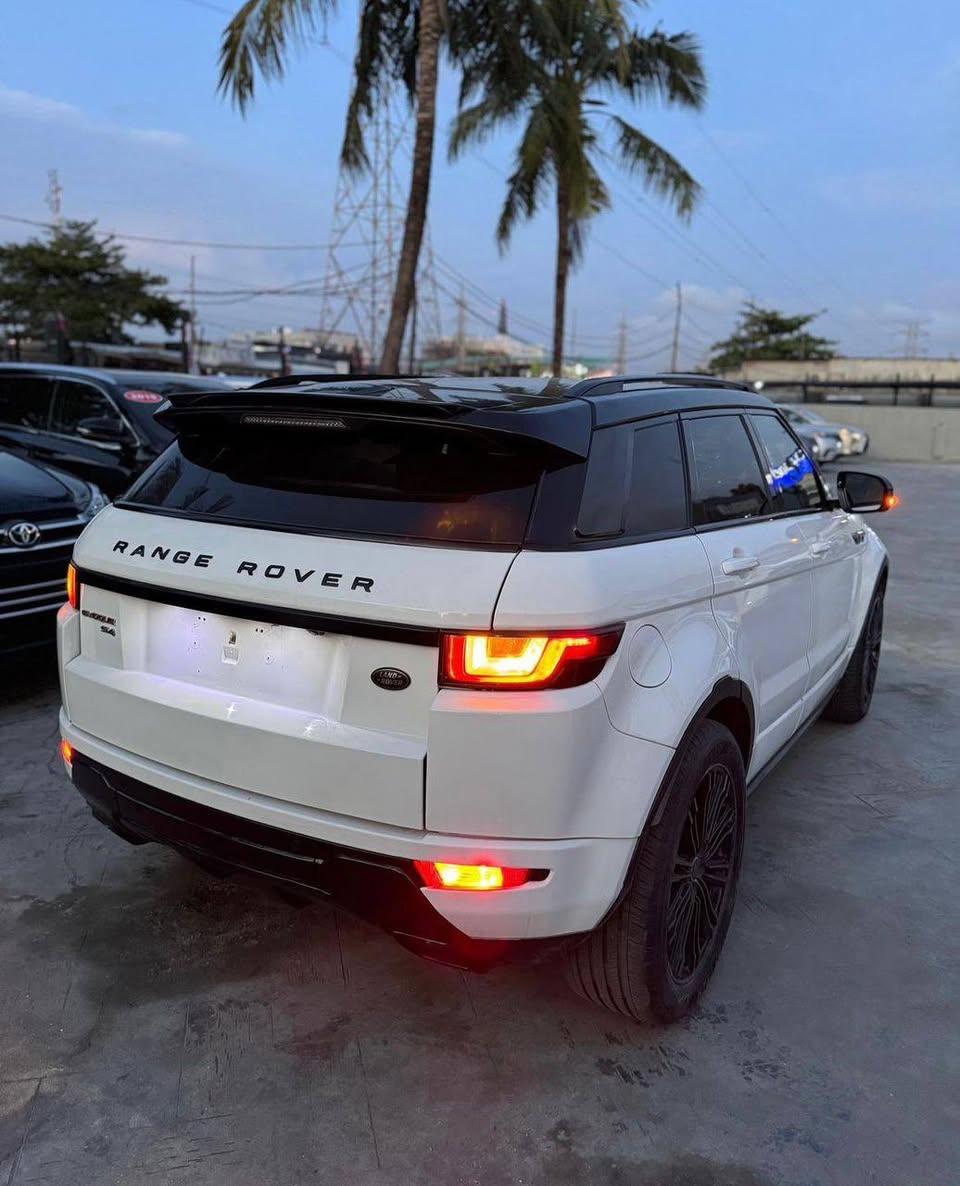 A picture of Range rover. 2013. A month used