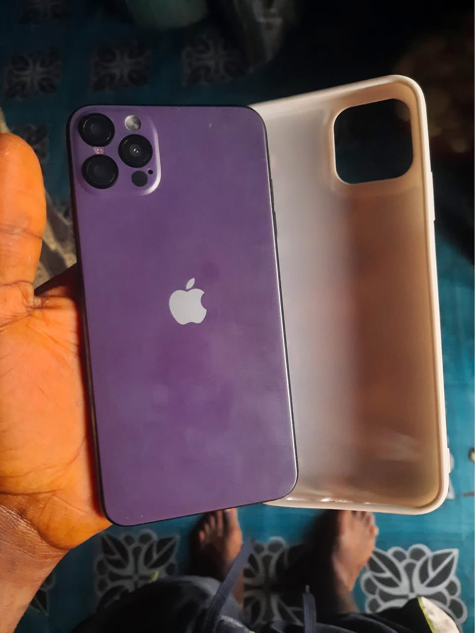 A picture of iPhone XS Max partly converted