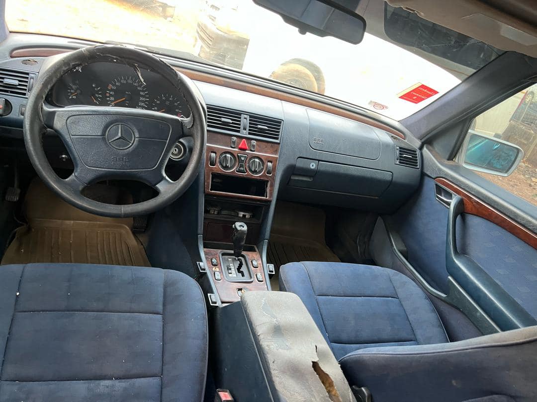 A picture of MERCEDES BENZ C180 2000