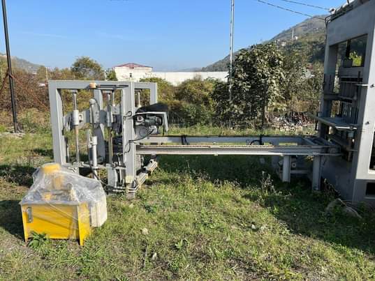 A picture of 8 Blocks Per Press Concrete Block Machine ROBOTIC OUTPUT