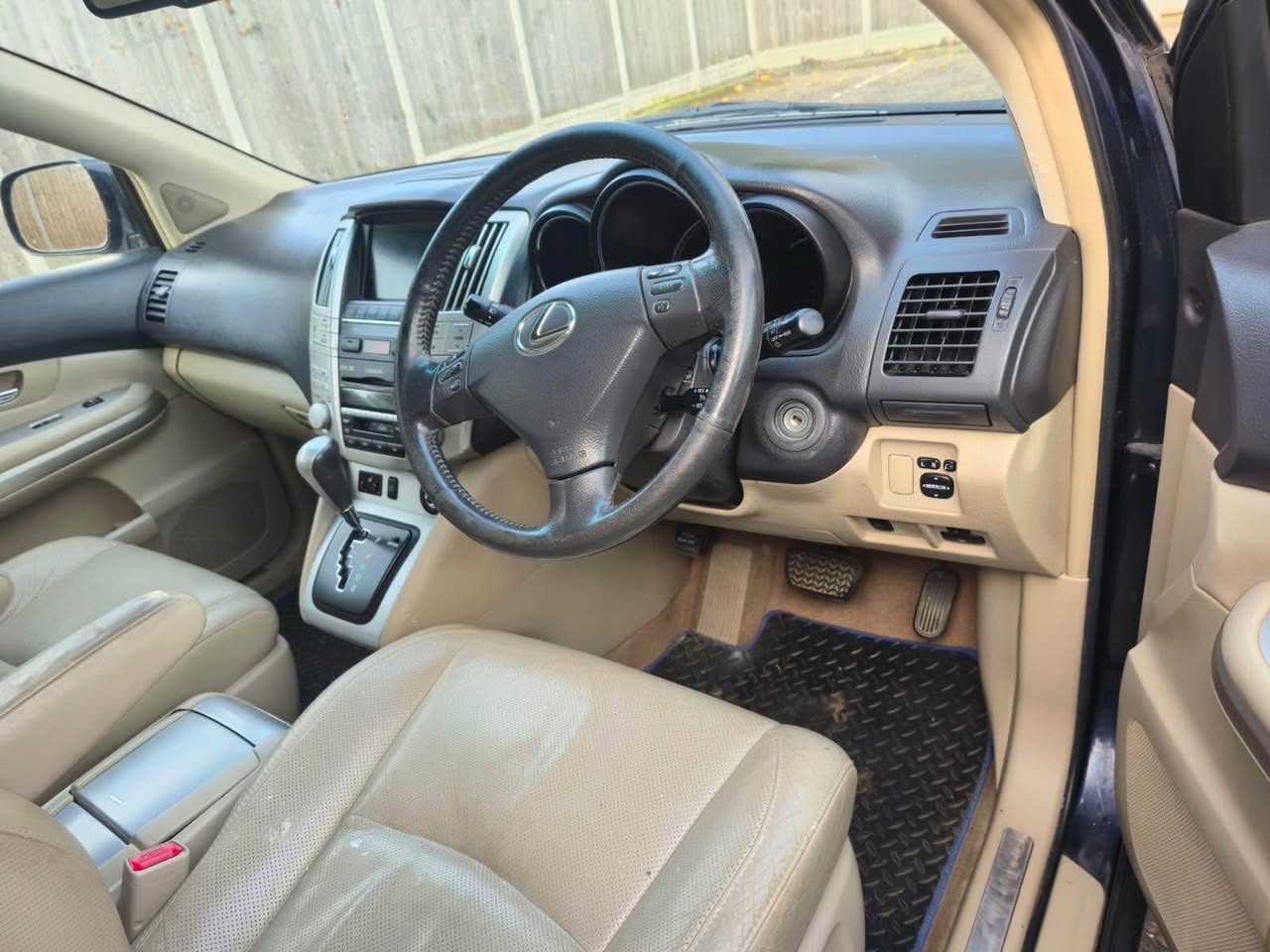 A picture of Lexus 08