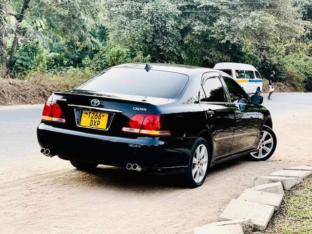 A picture of TOYOTA CROWN