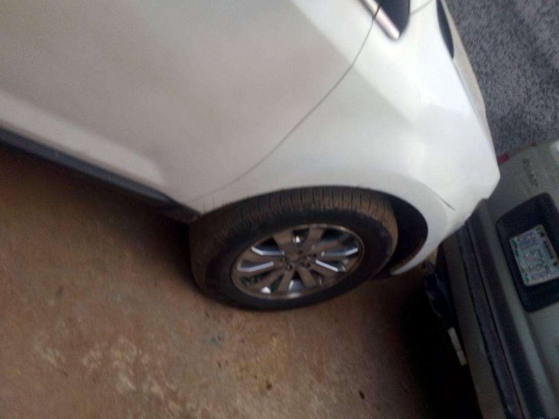 A picture of 2010 ford edge with untempered engine and gear only ac