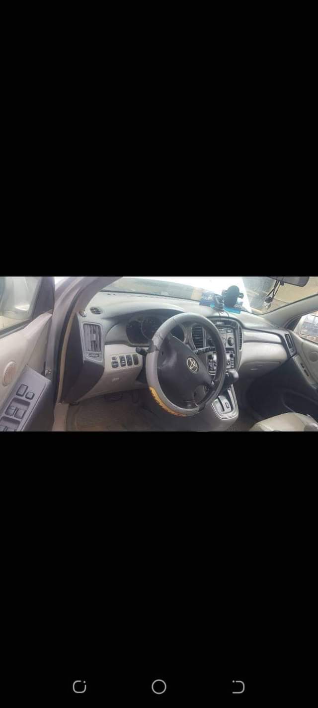 A picture of 2005 TOYOTA HIGHLANDER SUV