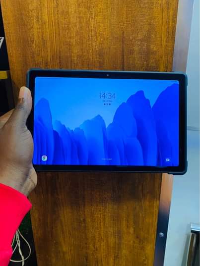A picture of Samsung galaxy tab a7 64 gb with simcard slot at